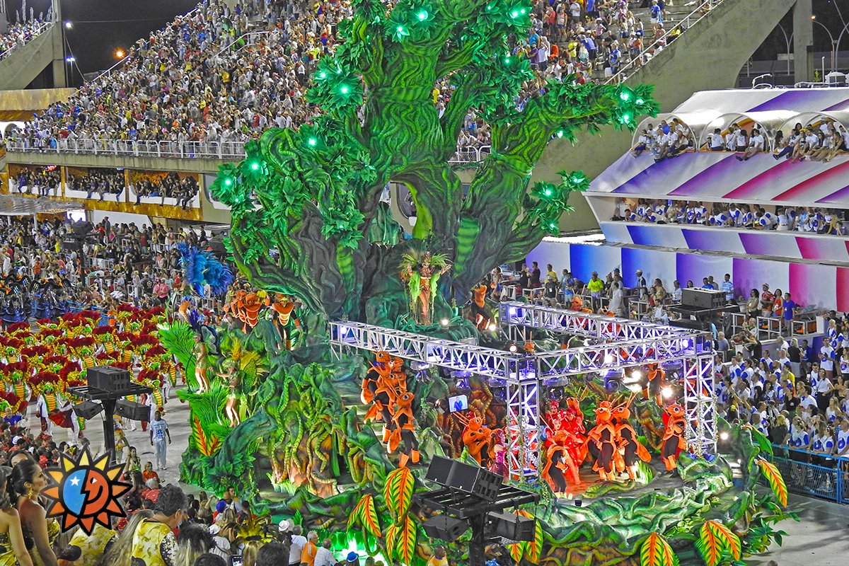 Majestic Float takes over the Samba Runway at Av. Marques de Sapucai. It portrays an enchanted forest, with a gigantic tree and several people dressed in costumes. 