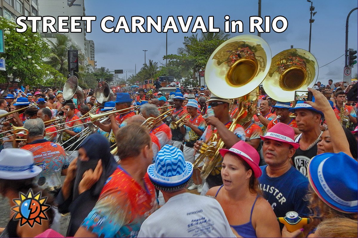 RIO DE JANEIRO - CIRCA Febrero, 2018: una brass band en camisetas del  carnaval conocida como abadás lidera la banda de Ipanema fiesta en la calle  a lo largo de la playa