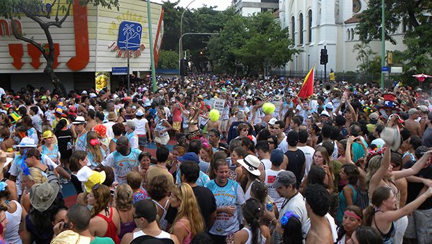 Banda de Ipanema turning at the corner of Rua Joana Angelica and Rua Visconde de Piraja